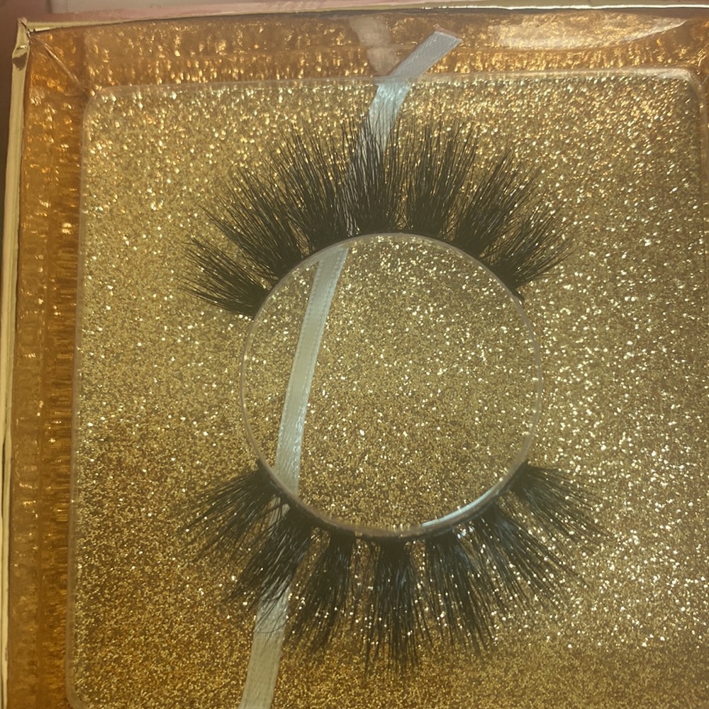 Lashes - Picture 10 of 12